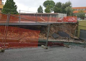 Crollo del marciapiede d’ingresso di una scuola di Cisterna: continuano i disagi