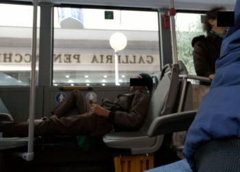 Latina, straniero ubriaco scatena il caos sul bus: bestemmie e parolacce contro autista e passeggeri