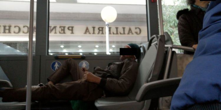 Latina, straniero ubriaco scatena il caos sul bus: bestemmie e parolacce contro autista e passeggeri