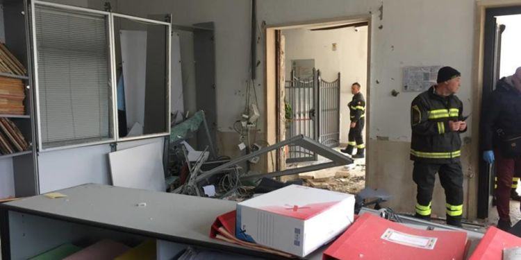 Splerlonga, fanno esplodere il bancomat del Comune: distrutta l’anagrafe