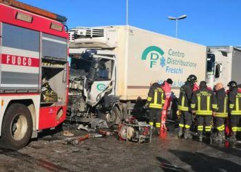 Terribile incidente sulla Pontina, autista rimane incastrato tra le lamiere