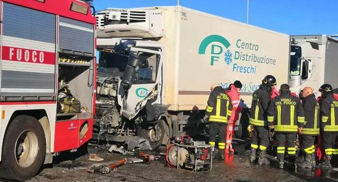 Terribile incidente sulla Pontina, autista rimane incastrato tra le lamiere