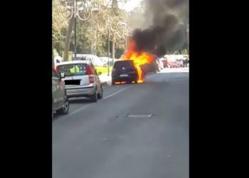 (VIDEO)Latina, auto in fiamme vicino ai “Giardinetti”
