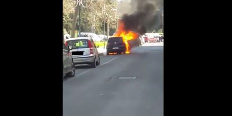 (VIDEO)Latina, auto in fiamme vicino ai “Giardinetti”