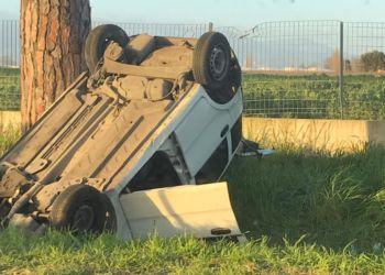 Violento scontro a Borgo Grappa tra due auto: una ribaltata nel fosso