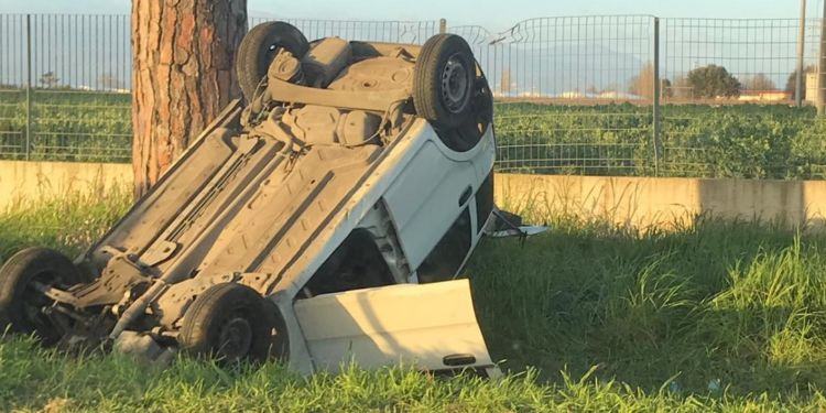 Violento scontro a Borgo Grappa tra due auto: una ribaltata nel fosso