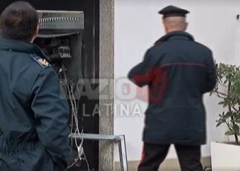 Latina, banditi fanno saltare in aria il bancomat nel cuore della notte VIDEO