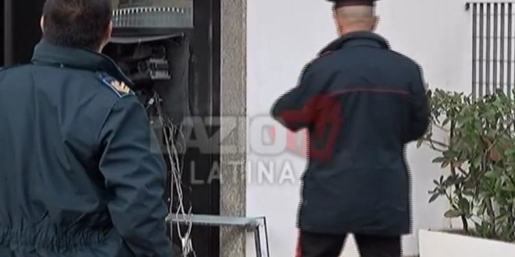 Latina, banditi fanno saltare in aria il bancomat nel cuore della notte VIDEO