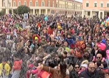 In migliaia per il ritorno dei Carri di Carnevale a Latina VIDEO