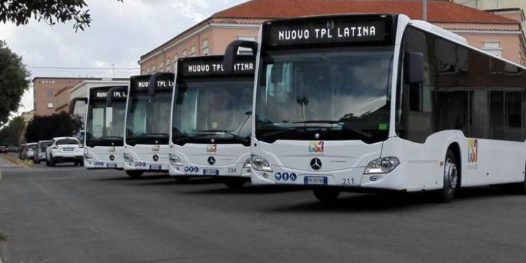 Latina, accesa lite tra l’autista di un bus e una donna VIDEO