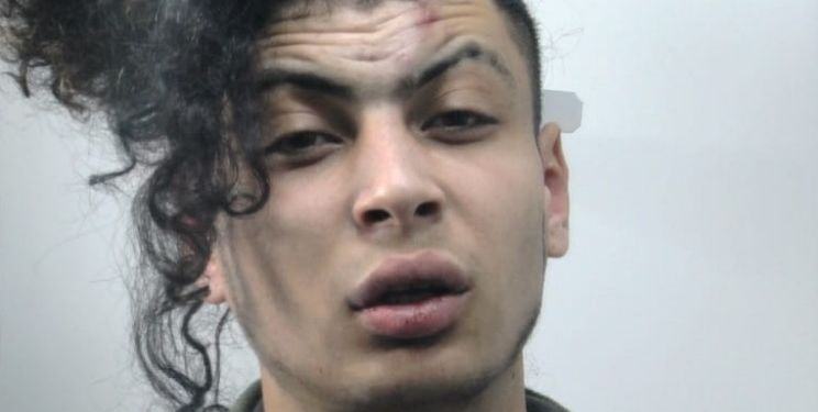 Latina, giovane tormenta il rivale in amore e taglieggia la responsabile della Casa Famiglia che lo ospita. Arrestato