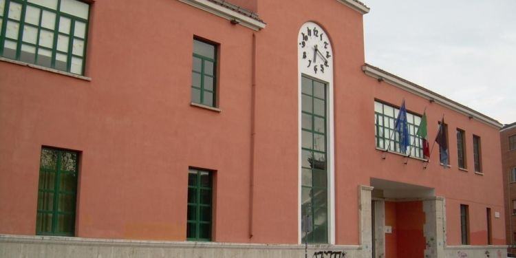 “Non saltate o qui crolla tutto”, paura nella scuola di Piazza Dante