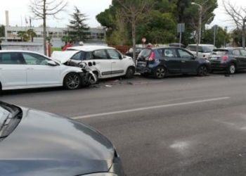 Latina, perde il controllo dell’auto e si schianta contro tre auto in sosta FOTO