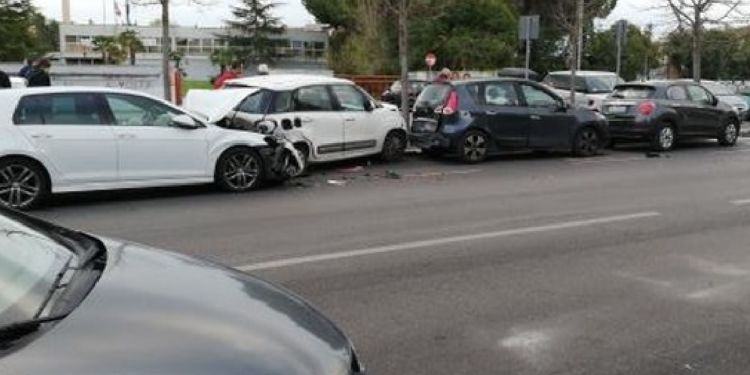 Latina, perde il controllo dell’auto e si schianta contro tre auto in sosta FOTO