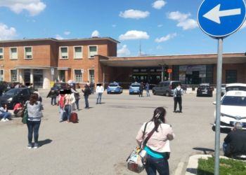 Paura a Latina scalo, evacuata la stazione ferroviaria. Ma era falso allarme bomba VIDEO
