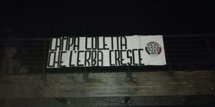 Dopo le buche torna il problema dell’erba alta a Latina, affisso striscione ironico FOTO
