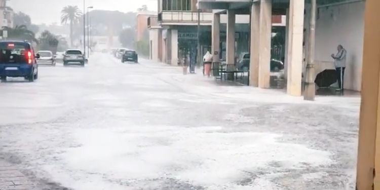 Eccezionale grandinata a Sabaudia, imbiancata anche la spiaggia VIDEO