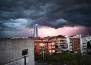 Fulmini e cielo nero, spettacolo sopra il cielo di Latina FOTO