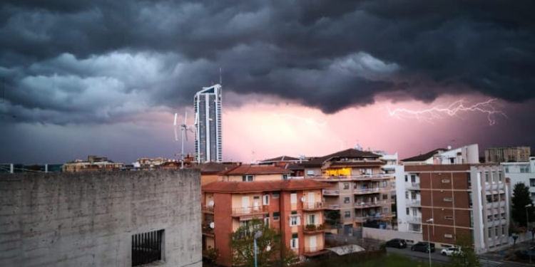 Fulmini e cielo nero, spettacolo sopra il cielo di Latina FOTO