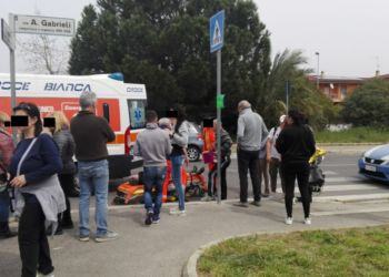 Presa a calci per una borsa in Q4. Stava solo aspettando il bus  FOTO
