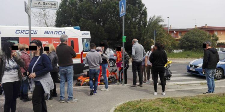 Presa a calci per una borsa in Q4. Stava solo aspettando il bus  FOTO