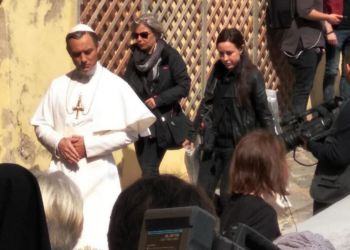 Jude Law sbarca sull’isola di Ventotene per le riprese di The New Pope VIDEO