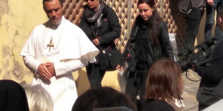 Jude Law sbarca sull’isola di Ventotene per le riprese di The New Pope VIDEO