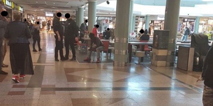 Violenta aggressione a Latina Fiori: giovane di colore pestato a sangue tra l’indifferenza dei passanti