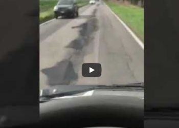 Latina, la trappola delle buche riparate male: la video denuncia di un lettore