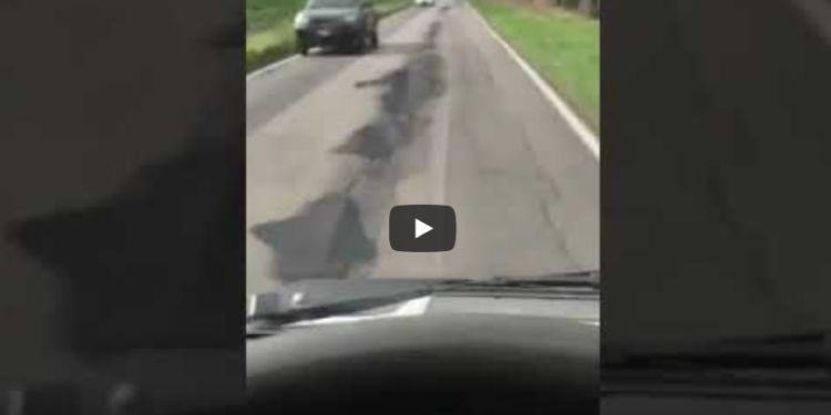 Latina, la trappola delle buche riparate male: la video denuncia di un lettore