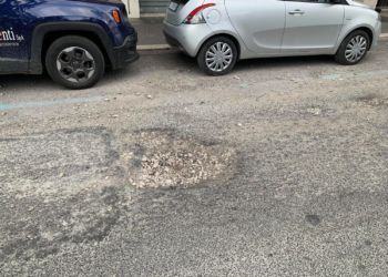 Strade colabrodo a Latina: la mega buca di Via Duca del Mare