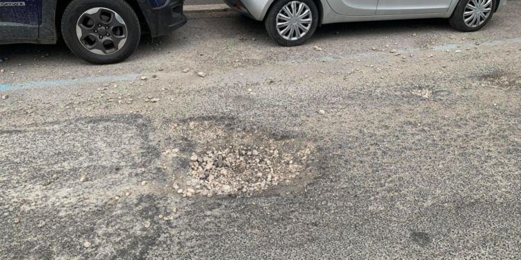 Strade colabrodo a Latina: la mega buca di Via Duca del Mare