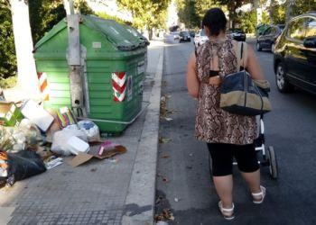 Latina, pedoni costretti a invadere la corsia in via Emanuele Filiberto
