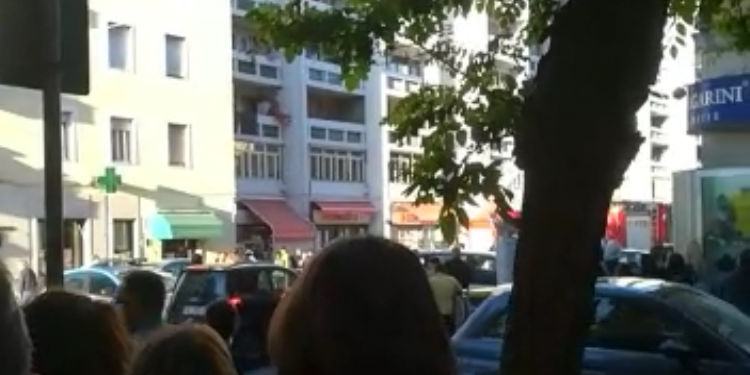 Panico in centro a Latina, donna tenta di lanciarsi dal settimo piano di un palazzo VIDEO