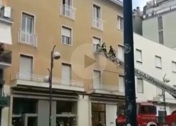 Latina, nessuno risponde e i vigili del fuoco entrano dalla finestra: trovato cadavere VIDEO