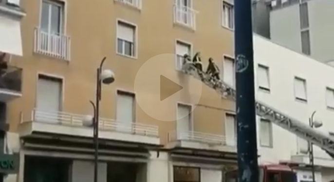 Latina, nessuno risponde e i vigili del fuoco entrano dalla finestra: trovato cadavere VIDEO