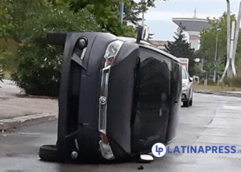 Atto vandalico a Latina, Microcar ritrovata “su un fianco” FOTO