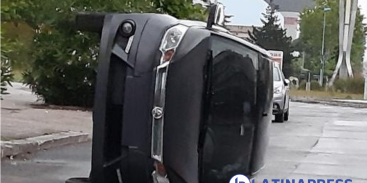 Atto vandalico a Latina, Microcar ritrovata “su un fianco” FOTO