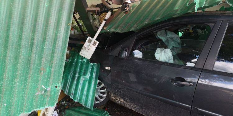Cisterna, ubriaca alla guida si schianta contro un negozio di frutta e verdura FOTO