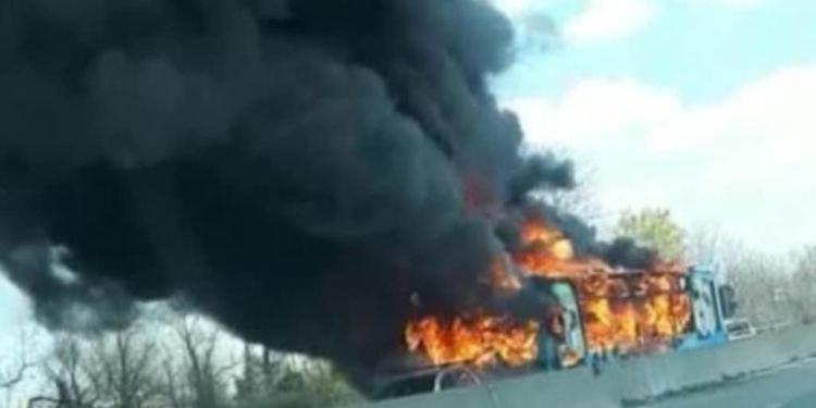 Bus in fiamme a Parigi: autista eroe di Latina mette in salvo i passeggeri