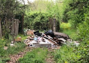 Sezze, sorge “discarica abusiva” in mezzo al verde FOTO