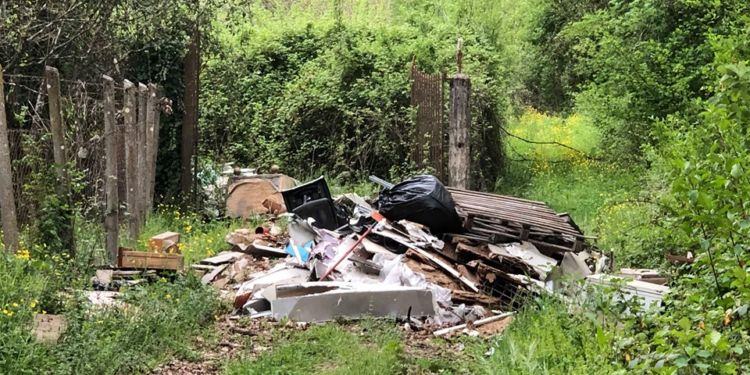 Sezze, sorge “discarica abusiva” in mezzo al verde FOTO