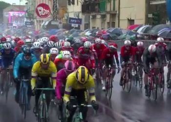 In migliaia sulle strade pontine per salutare il Giro d’Italia: la pioggia non rovina la festa VIDEO