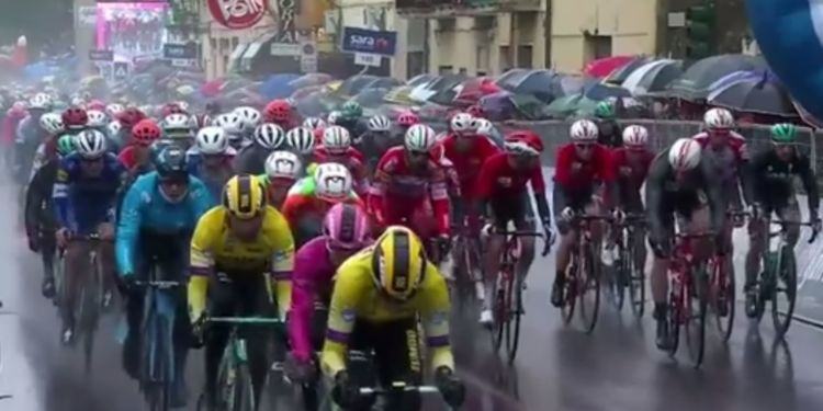 In migliaia sulle strade pontine per salutare il Giro d’Italia: la pioggia non rovina la festa VIDEO