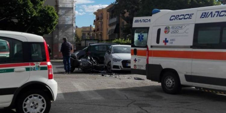 Impatto con un’auto, centauro vola dalla moto: paura in via Don Torello a Latina