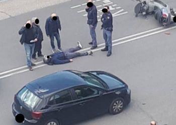 Latina, motociclista ferito dopo incidente: l’ambulanza tarda perchè non ci sono barelle