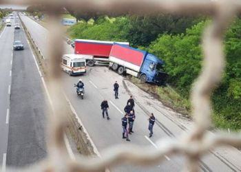 Tir fuori strada sulla Pontina a Latina: strada chiusa al traffico FOTO