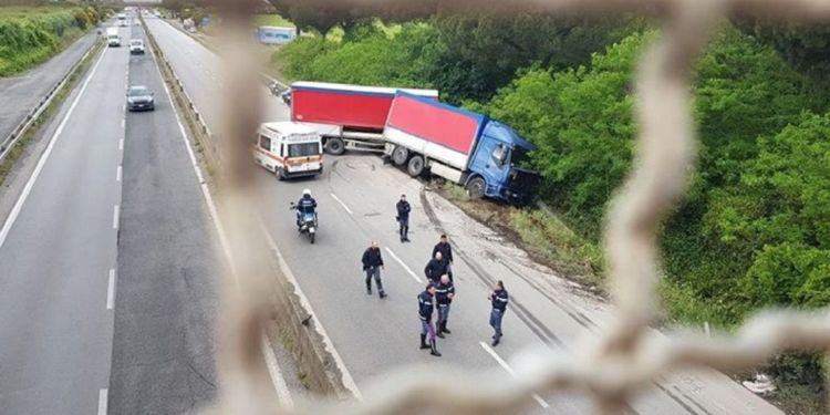 Tir fuori strada sulla Pontina a Latina: strada chiusa al traffico FOTO