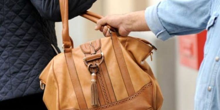 Gettata a terra e scippata in via Isonzo a Latina: mattina di terrore per una donna