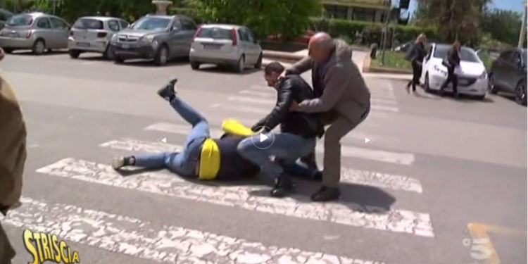 Latina Scalo, auto per disabili mai consegnata: botte davanti alle telecamere di Striscia VIDEO